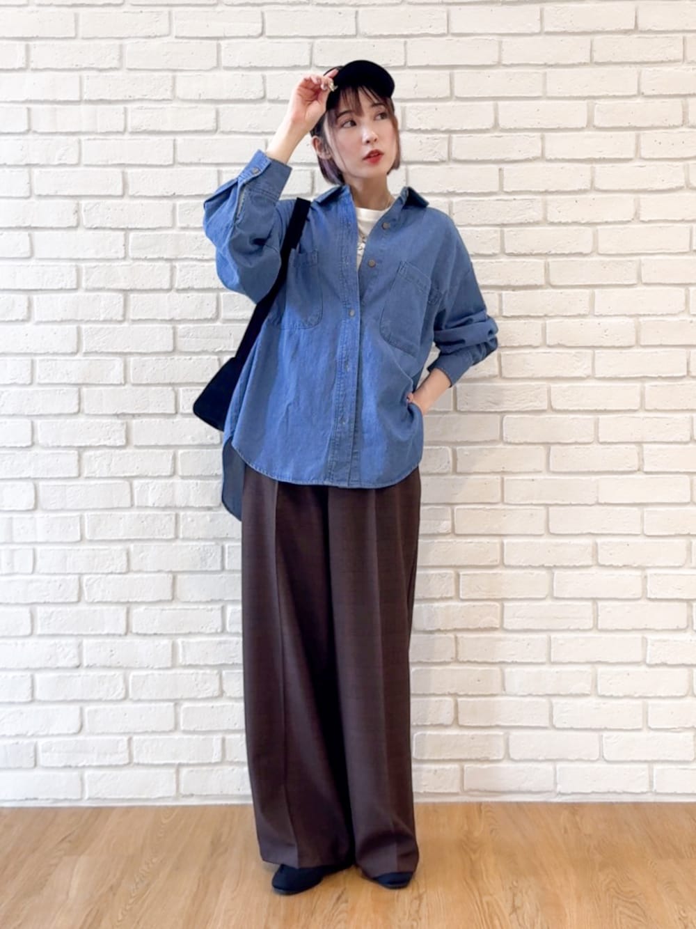 ブルー系のシャツ/ブラウス、ホワイト系のTシャツ/カットソー、ブラウン系のその他パンツを着用したレディースの秋コーディネートの1枚目の写真