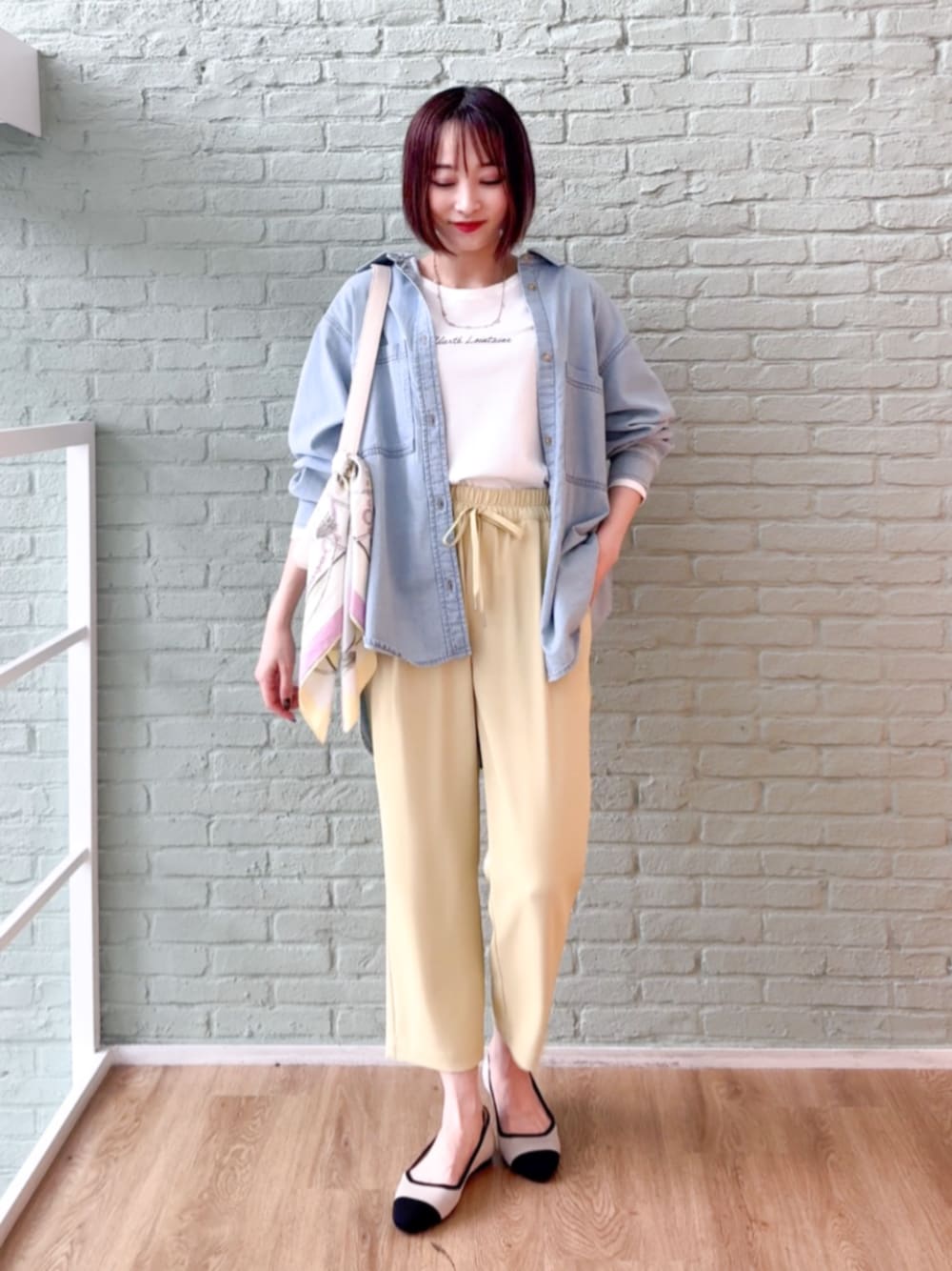 ブルー系のシャツ/ブラウス、ベージュ系のパンプス、イエロー系のその他パンツを着用したレディースの春コーディネートの1枚目の写真