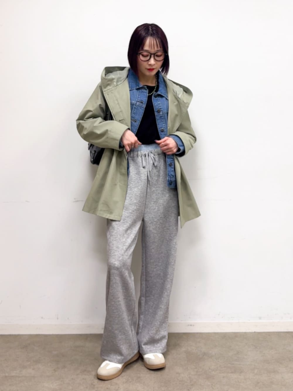 グレー系のその他パンツ、ホワイト系のスニーカー、ブラック系のショルダーバッグを着用したレディースの春コーディネートの1枚目の写真