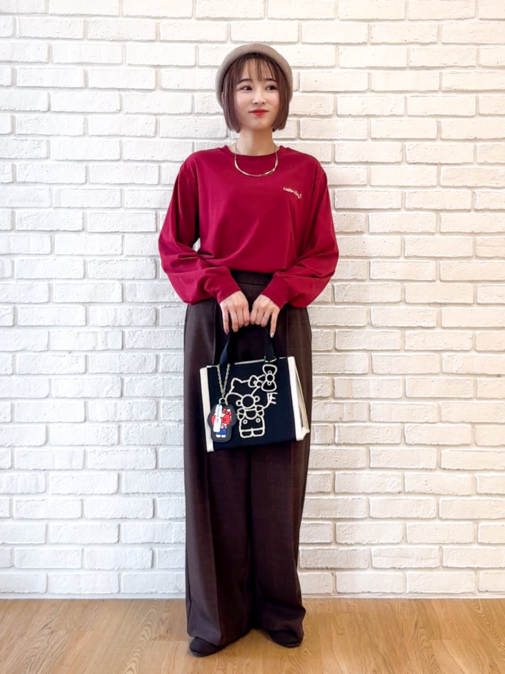 レッド系のTシャツ/カットソー、ブラウン系のその他パンツ、ブラウン系のその他シューズを着用したレディースの秋コーディネートの1枚目の写真