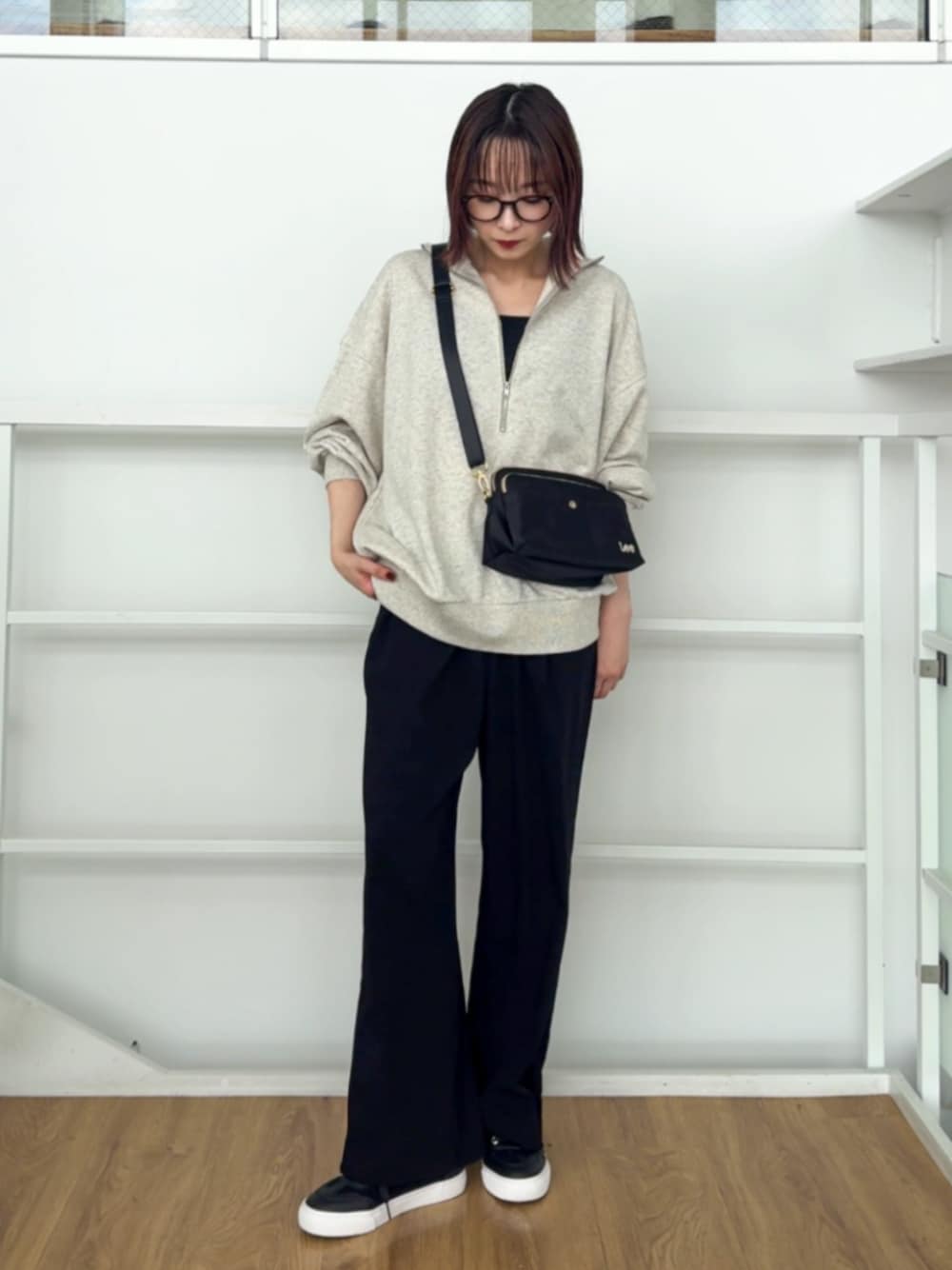 ブラック系のショルダーバッグ、ブラック系のその他パンツ、ブラック系のスニーカーを着用したレディースの秋コーディネートの1枚目の写真