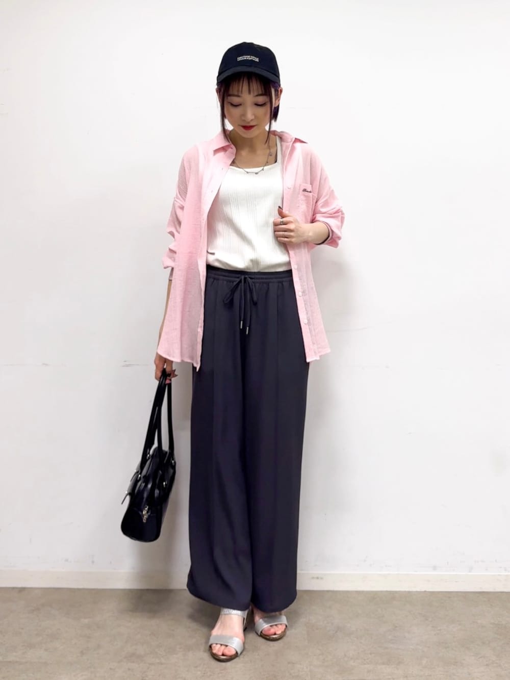 ピンク系のシャツ/ブラウス、ホワイト系のTシャツ/カットソー、グレー系のその他パンツを着用したレディースの春コーディネートの1枚目の写真