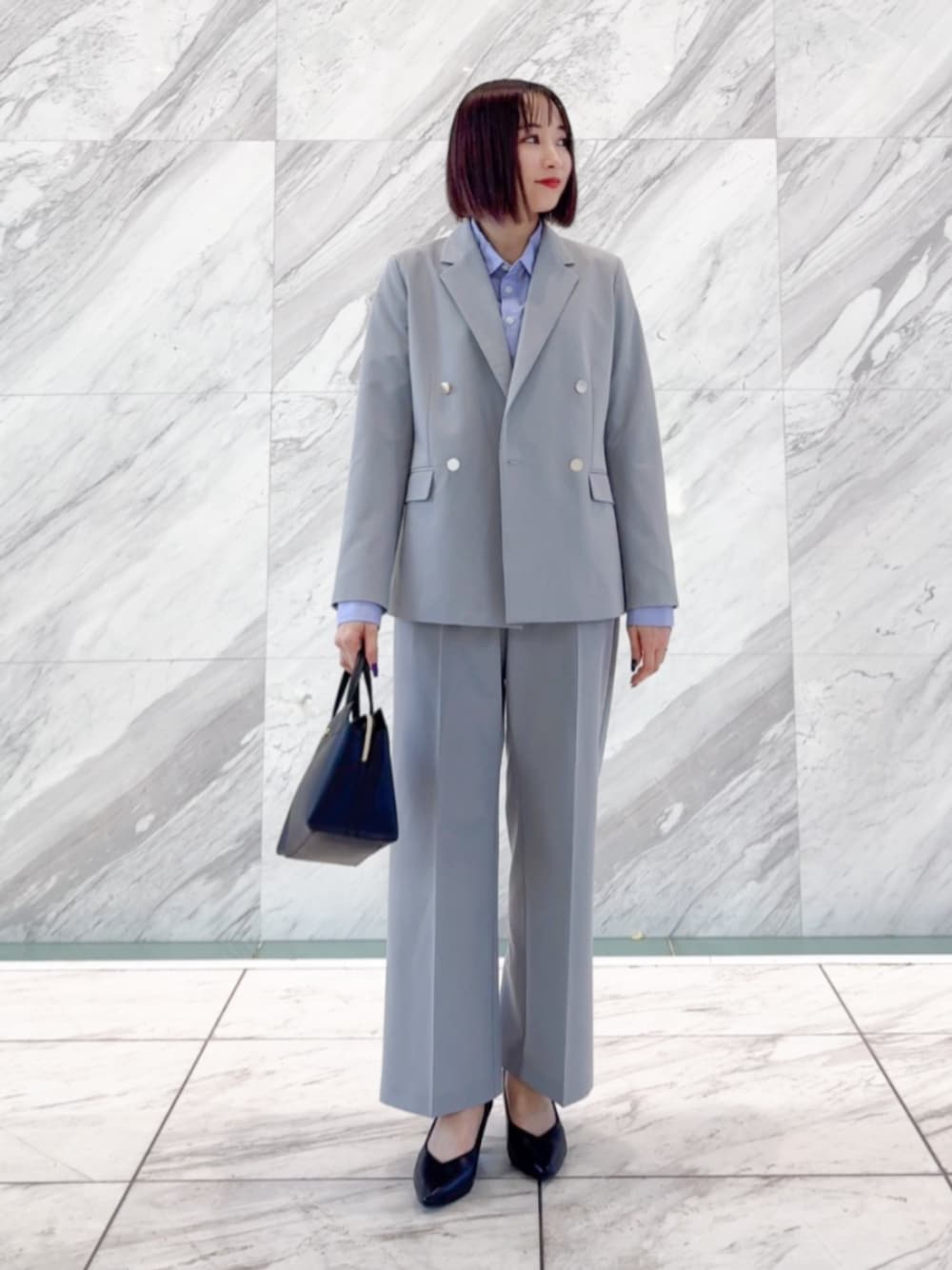 ブルー系のシャツ/ブラウス、ブラック系のパンプス、グレー系のその他パンツを着用したレディースの冬コーディネートの1枚目の写真