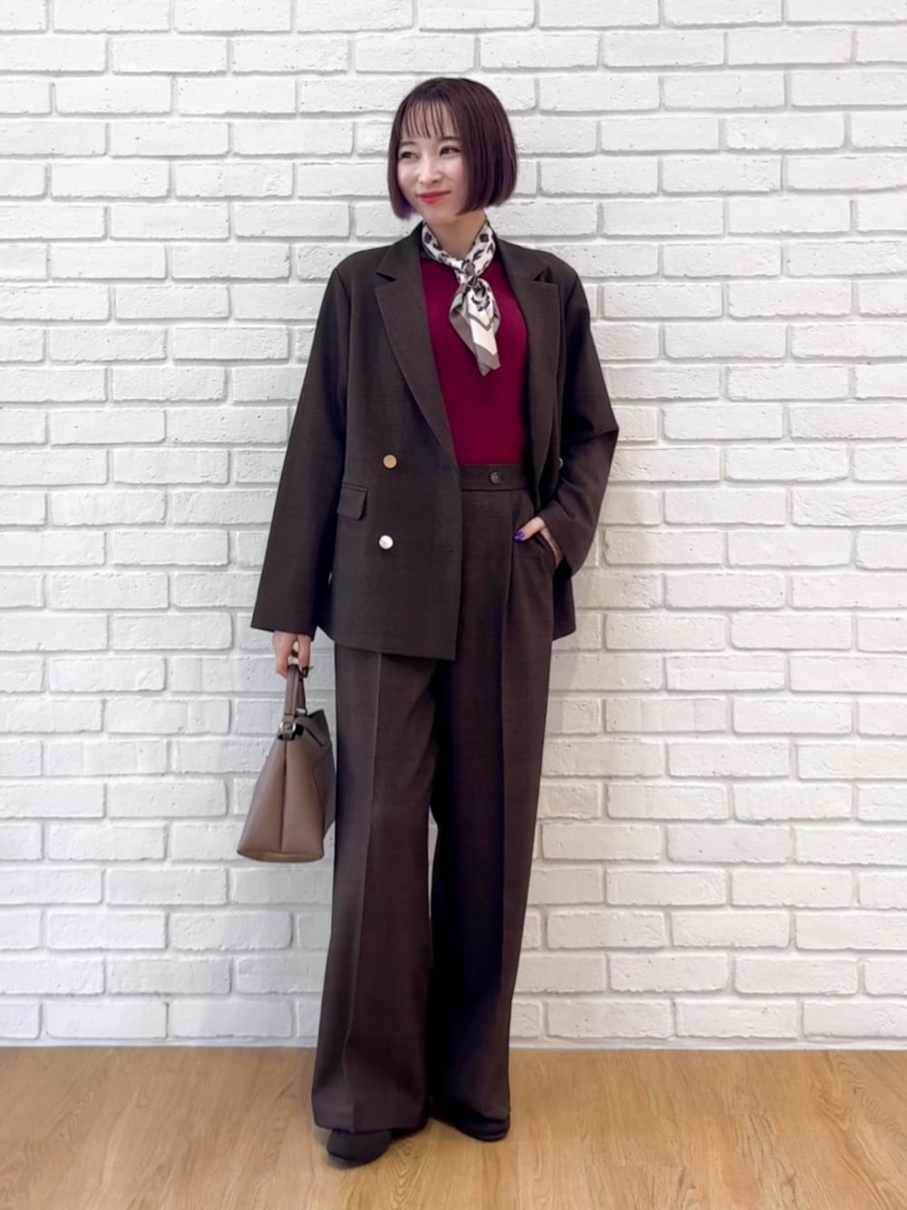 レッド系のニット/セーター、ブラウン系のその他パンツ、ブラウン系のその他シューズを着用したレディースの秋コーディネートの1枚目の写真