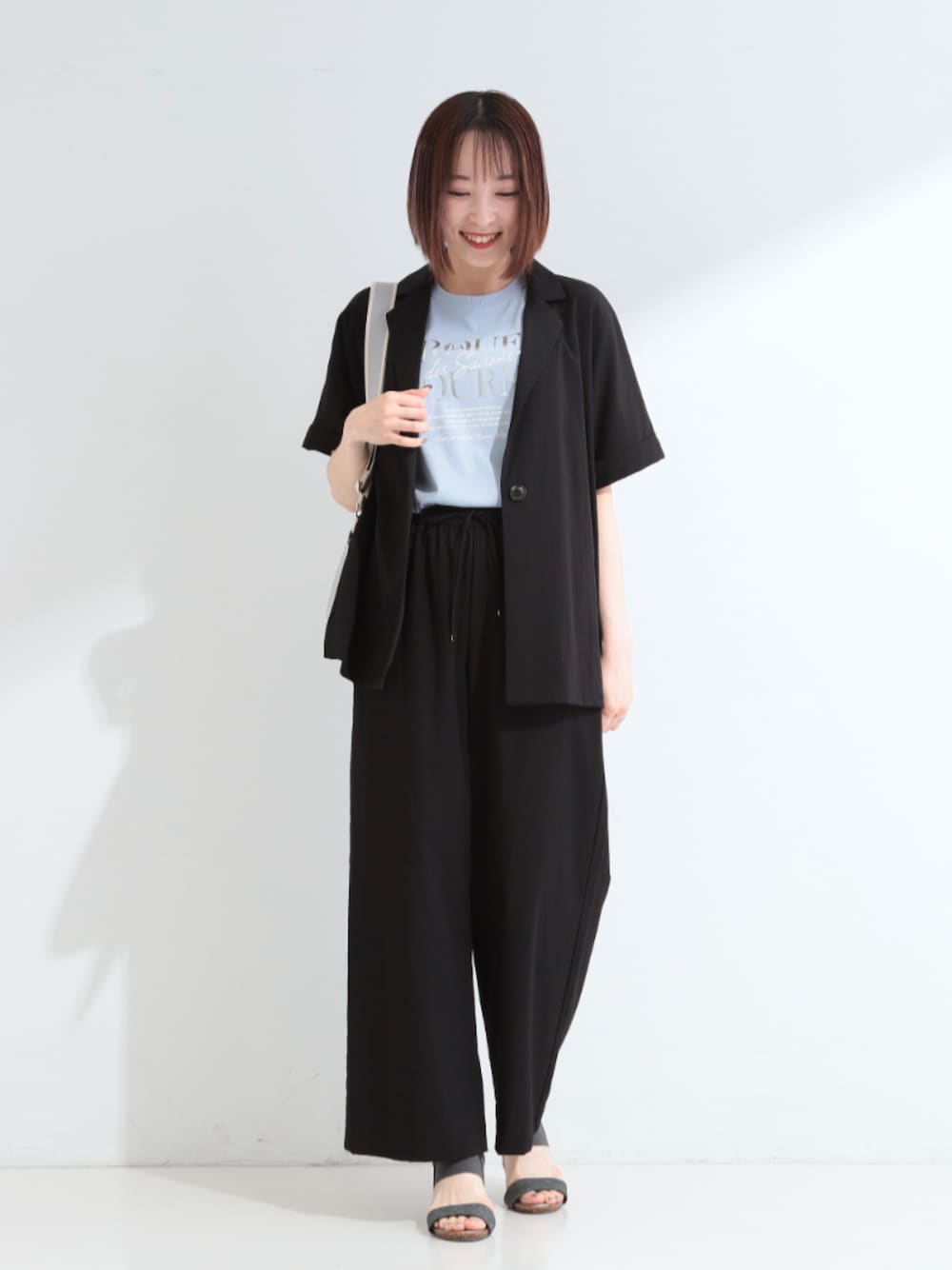 ブラック系のサンダル、ブラック系のその他パンツ、ブラック系のテーラードジャケットを着用したレディースの夏コーディネートの1枚目の写真