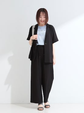 「SHOO・LA・RUE（シューラルー）の片手ではけるサンダル　シューダル26SS（サンダル、ブラック系）」を使った、chikaさん（レディース・160cm）の夏コーディネート
