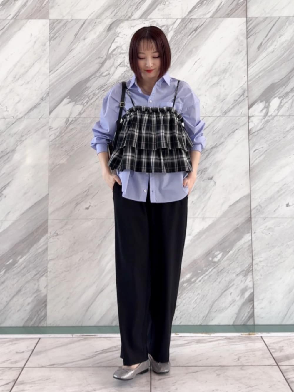 シルバー系のその他シューズ、ブラック系のその他パンツ、ベージュ系のショルダーバッグを着用したレディースの春コーディネートの1枚目の写真