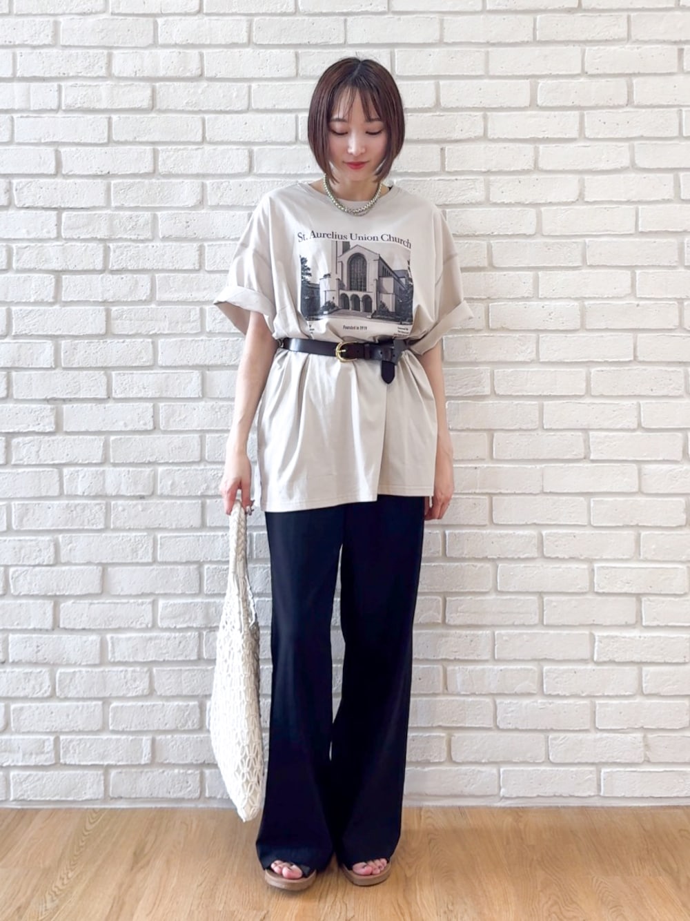 ベージュ系のTシャツ/カットソー、ブラック系のその他パンツ、ブラック系のサンダルを着用したレディースの夏コーディネートの1枚目の写真