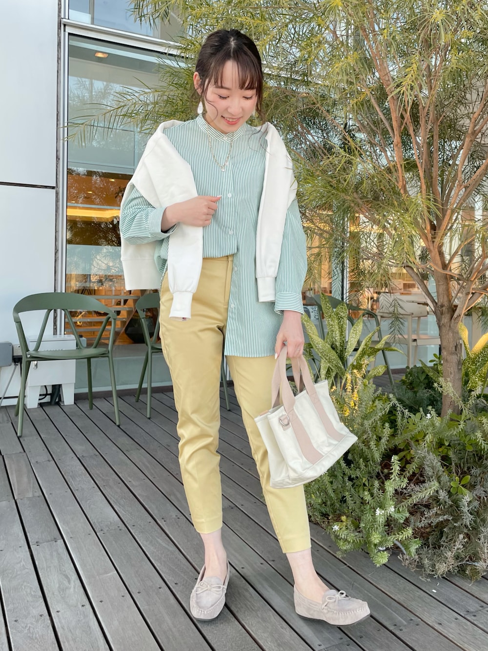 グリーン系のシャツ/ブラウス、ホワイト系のスウェット、イエロー系のその他パンツを着用したレディースの春コーディネートの1枚目の写真
