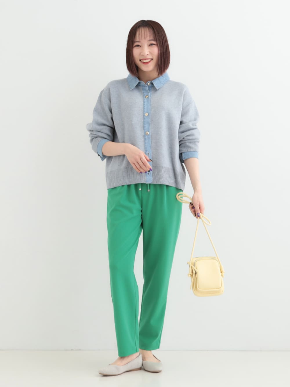 グリーン系のその他パンツ、グレー系のカーディガン/ボレロ、ベージュ系のパンプスを着用したレディースの春コーディネートの1枚目の写真