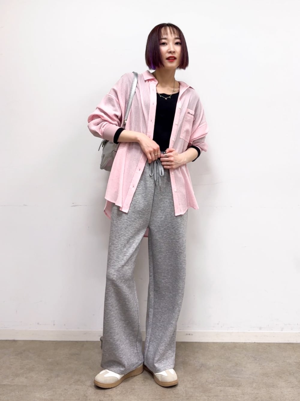 ピンク系のシャツ/ブラウス、ブラック系のTシャツ/カットソー、グレー系のその他パンツを着用したレディースの春コーディネートの1枚目の写真