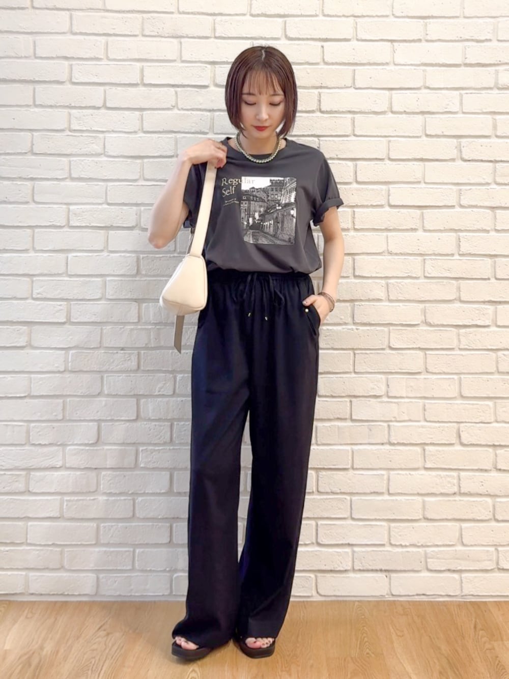 グレー系のTシャツ/カットソー、ブラック系のその他パンツ、ブラック系のサンダルを着用したレディースの夏コーディネートの1枚目の写真