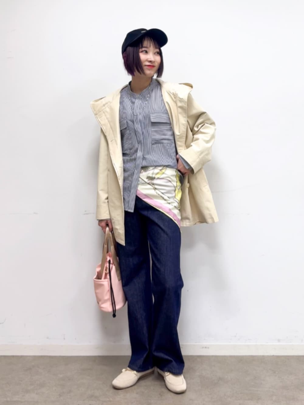 ブルー系のデニムパンツ、ベージュ系のその他シューズ、ベージュ系のその他アウターを着用したレディースの春コーディネートの1枚目の写真