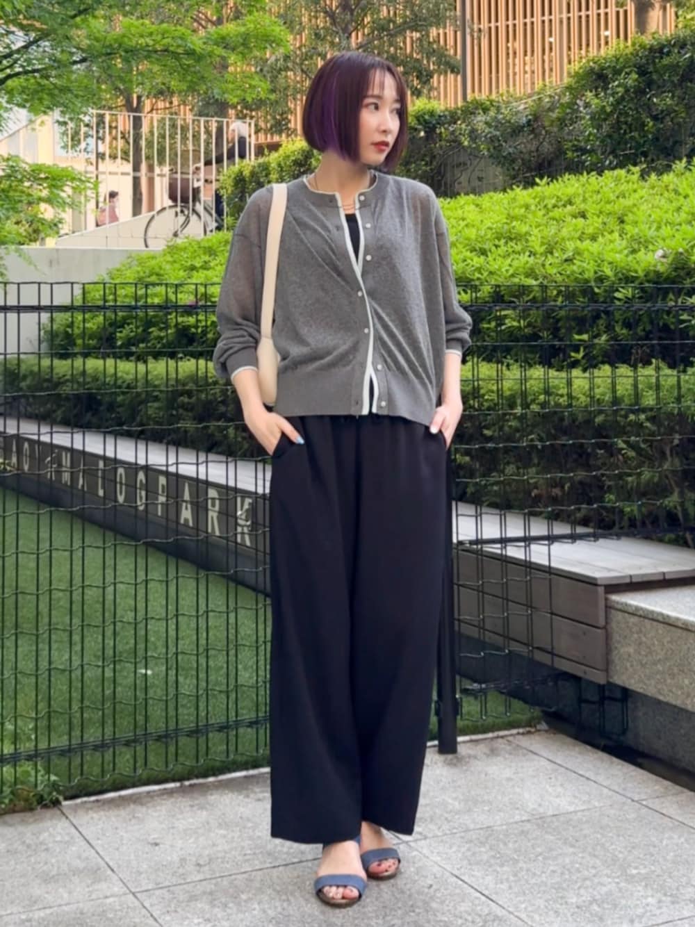 ホワイト系のショルダーバッグ、ブラック系のその他パンツ、グレー系のカーディガン/ボレロを着用したレディースの春コーディネートの1枚目の写真