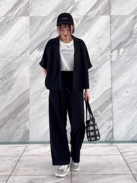 「SHOO・LA・RUE（シューラルー）の【シュッと履ける】シンプルスニーカー（スニーカー、シルバー系）」を使った、chikaさん（レディース・160cm）の春コーディネート