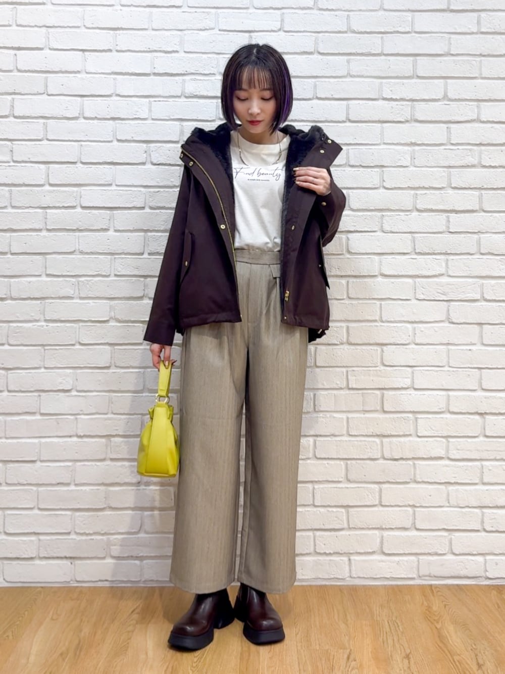 ブラウン系のブルゾン、ホワイト系のTシャツ/カットソー、ベージュ系のその他パンツを着用したレディースの秋コーディネートの1枚目の写真