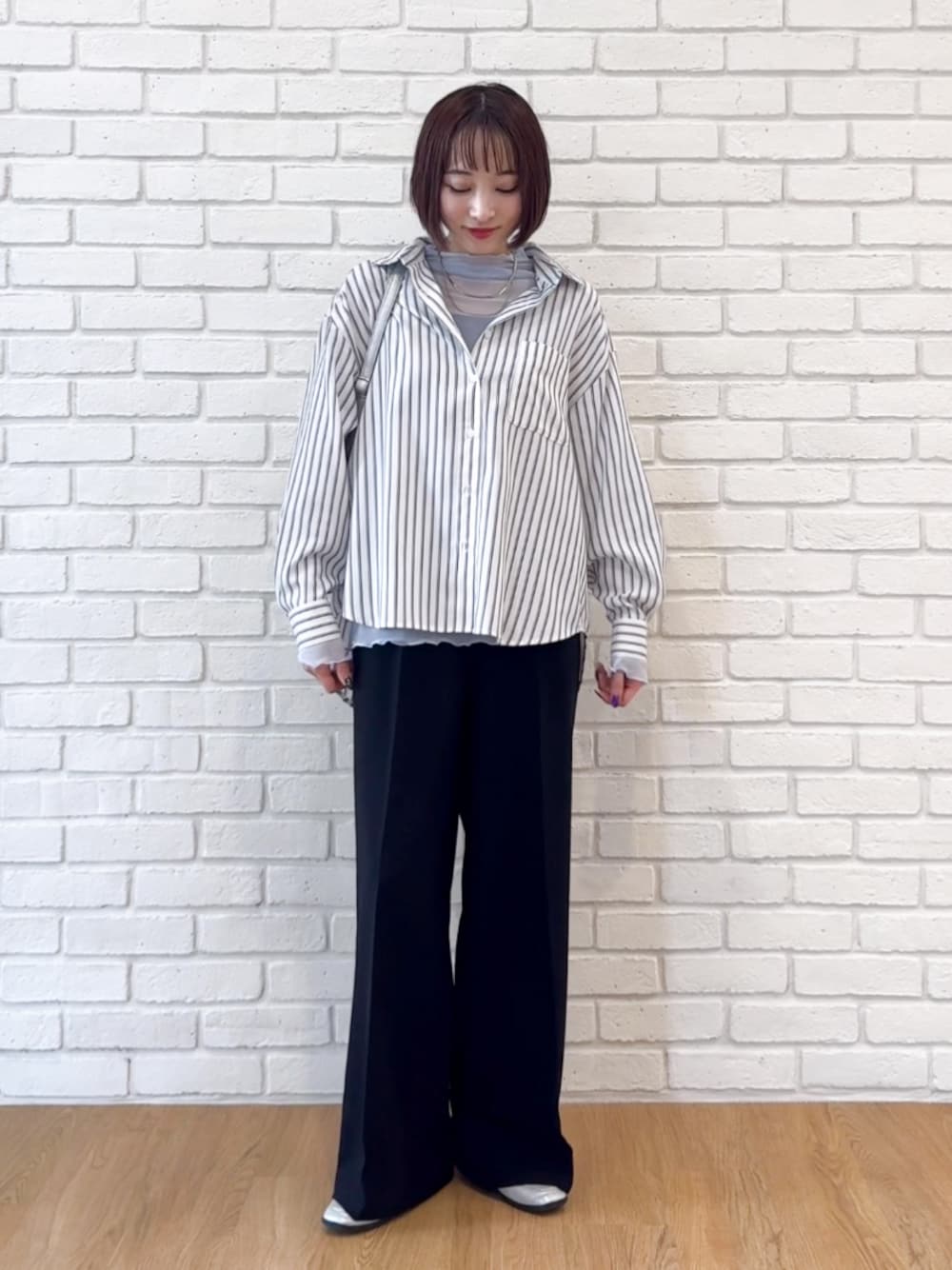 ホワイト系のシャツ/ブラウス、ブルー系のTシャツ/カットソー、ブラック系のその他パンツを着用したレディースの秋コーディネートの1枚目の写真