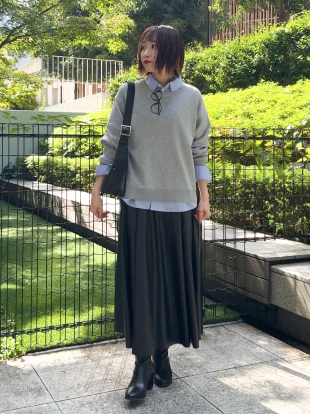 ブルー系のシャツ/ブラウス、ブラック系のショルダーバッグ、ブラック系のスカートを着用したレディースの秋コーディネートの1枚目の写真