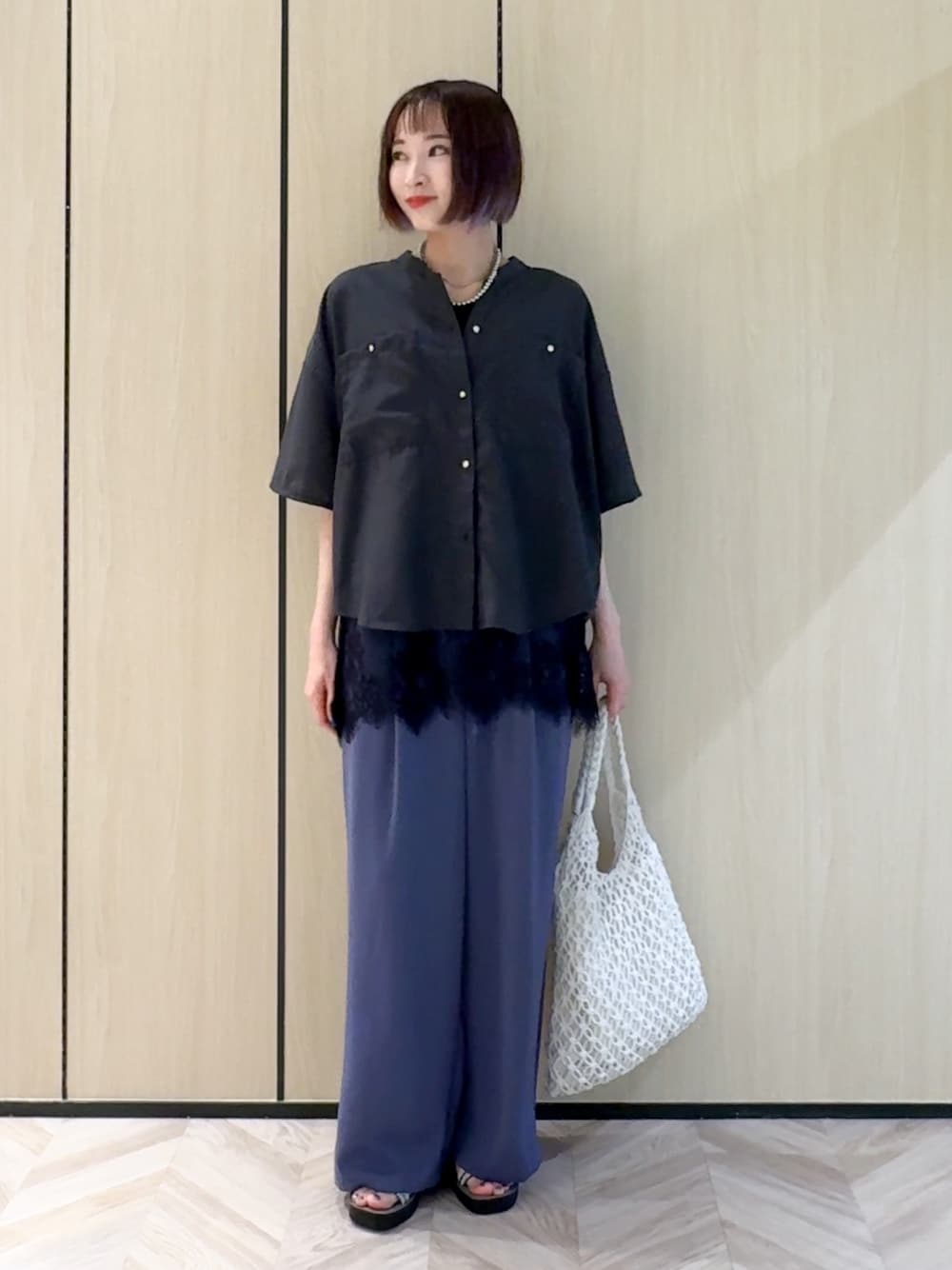 グレー系のシャツ/ブラウス、ブラック系のタンクトップ、ブルー系のその他パンツを着用したレディースの夏コーディネートの1枚目の写真