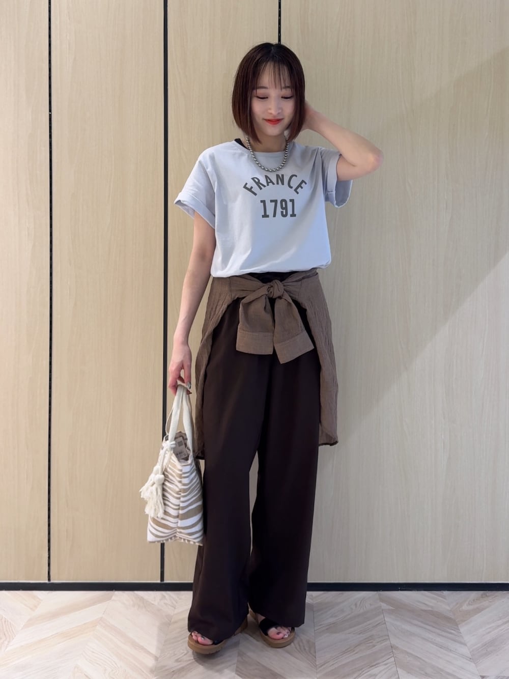 ブルー系のTシャツ/カットソー、ブラウン系のシャツ/ブラウス、ブラウン系のその他パンツを着用したレディースの夏コーディネートの1枚目の写真