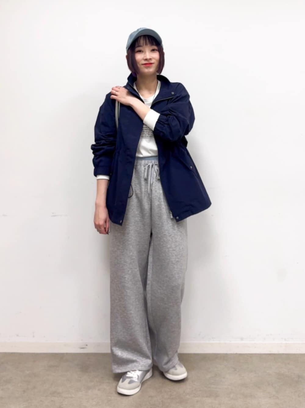 グレー系のその他パンツ、シルバー系のボストンバッグ、ホワイト系のTシャツ/カットソーを着用したレディースの春コーディネートの1枚目の写真