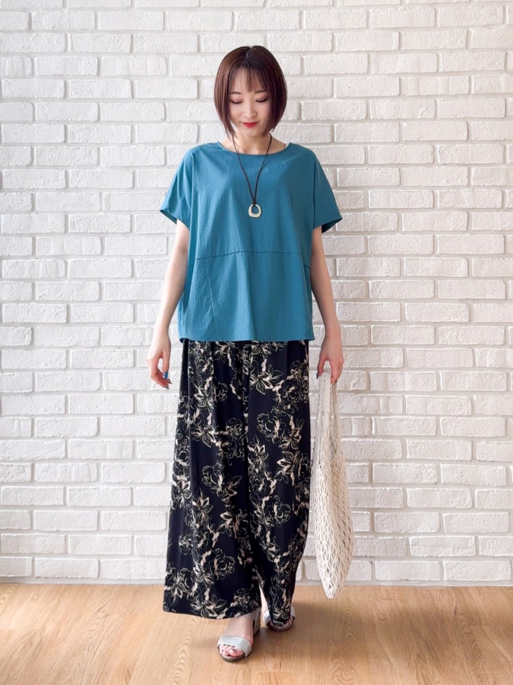 ブルー系のTシャツ/カットソー、ブラック系のその他パンツ、シルバー系のサンダルを着用したレディースの夏コーディネートの1枚目の写真