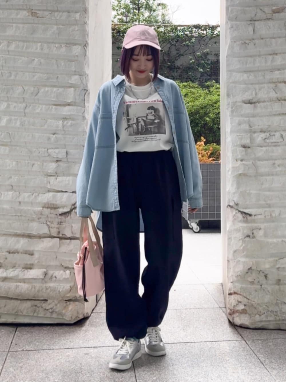 ホワイト系のTシャツ/カットソー、シルバー系のスニーカー、ピンク系のショルダーバッグを着用したレディースの春コーディネートの1枚目の写真