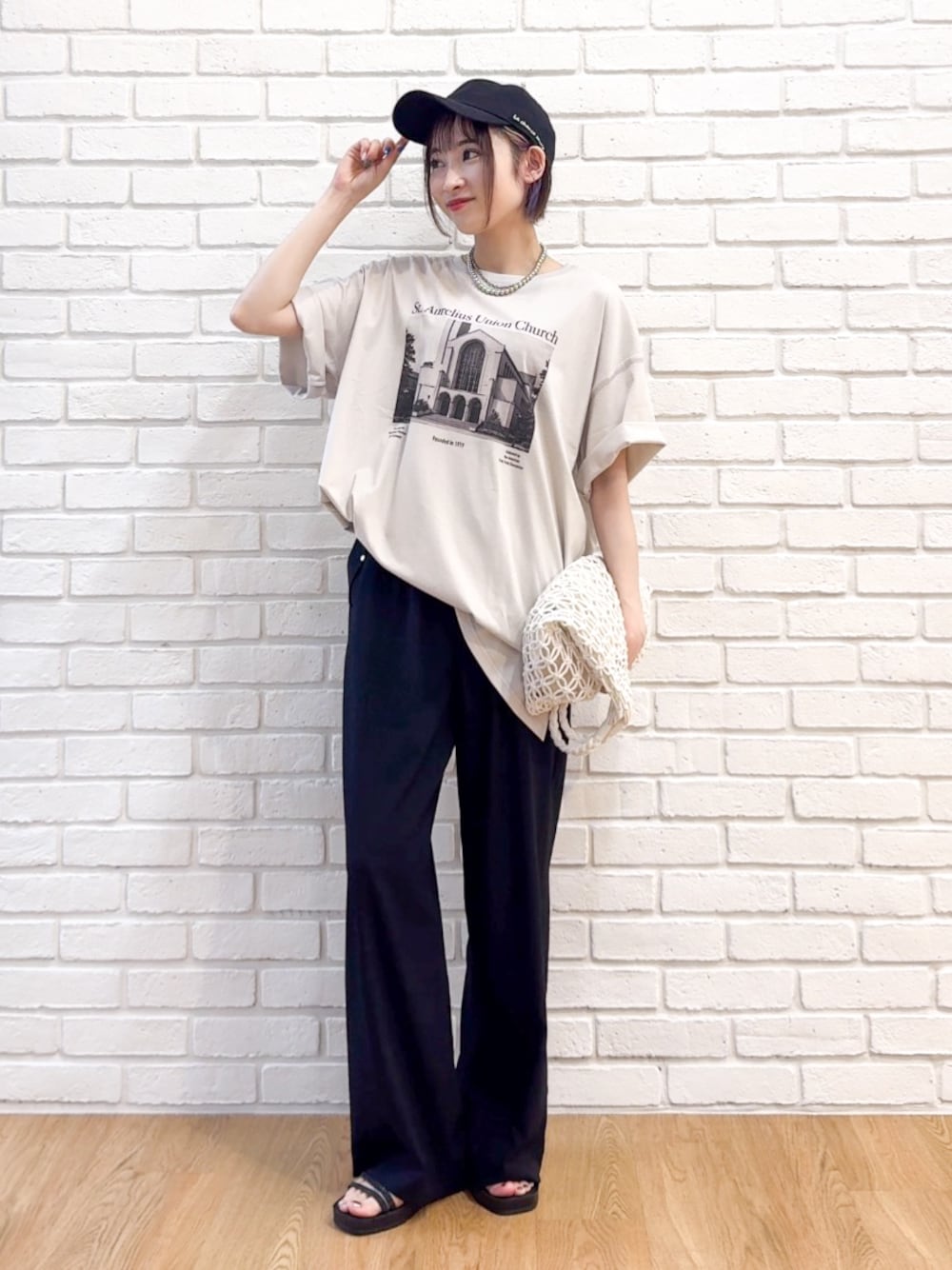 ベージュ系のTシャツ/カットソー、ブラック系のその他パンツ、ブラック系のサンダルを着用したレディースの夏コーディネートの1枚目の写真