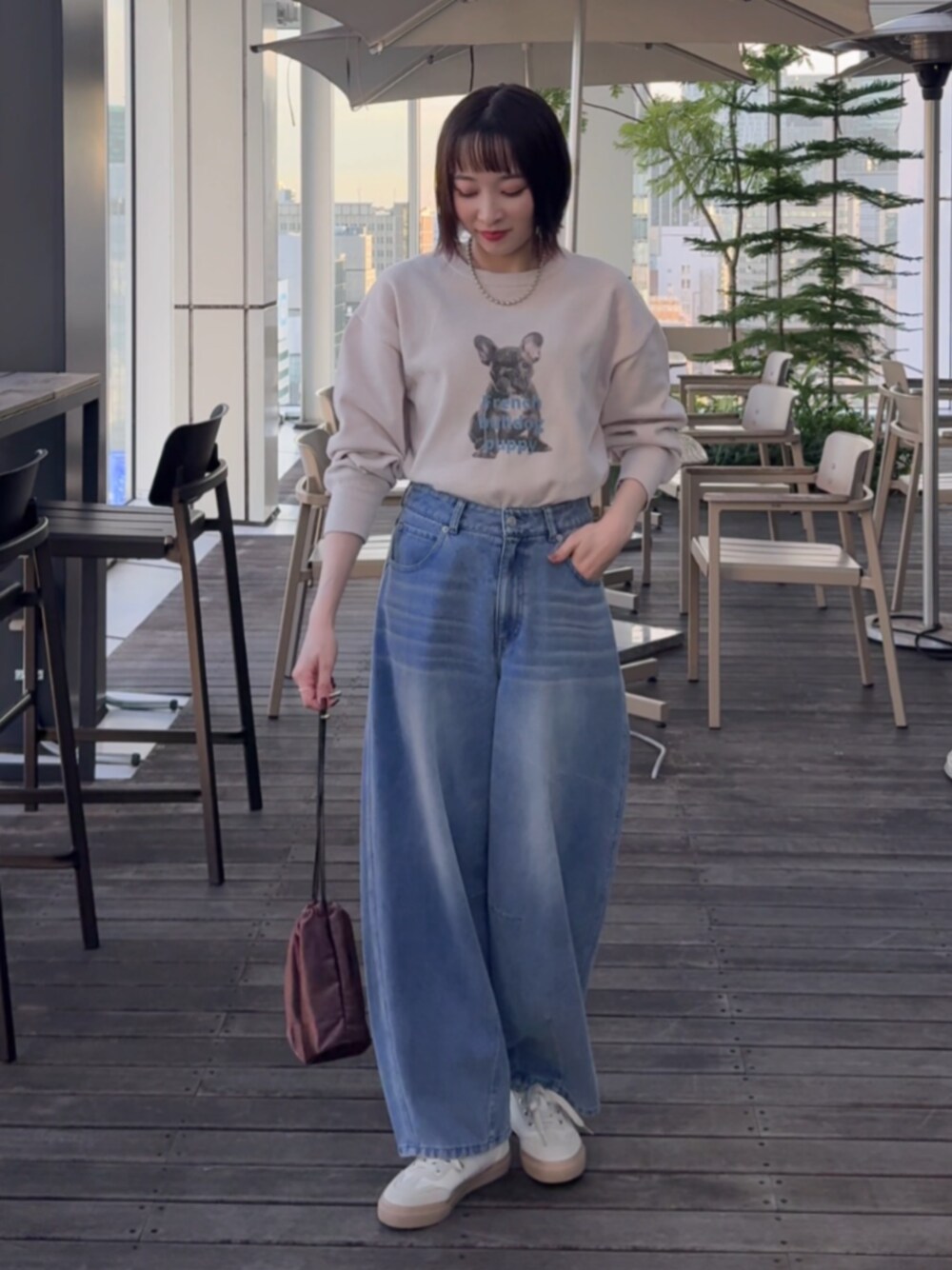 ベージュ系のスニーカー、その他のショルダーバッグ、ベージュ系のニット/セーターを着用したレディースの秋コーディネートの1枚目の写真