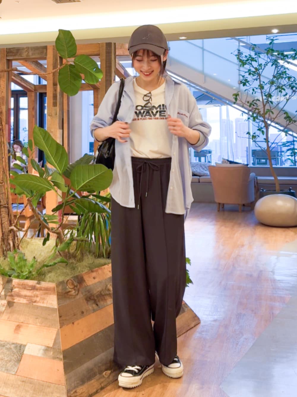 ブラック系のボストンバッグ、ホワイト系のTシャツ/カットソー、ブルー系のシャツ/ブラウスを着用したレディースの春コーディネートの1枚目の写真