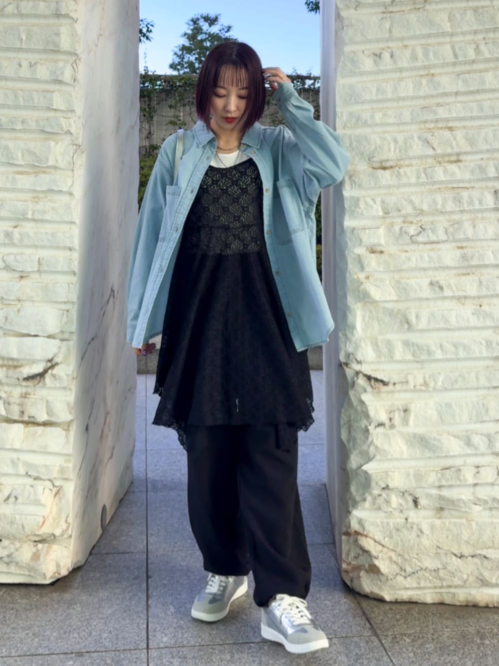 シルバー系のショルダーバッグ、シルバー系のスニーカー、ブルー系のシャツ/ブラウスを着用したレディースの春コーディネートの1枚目の写真