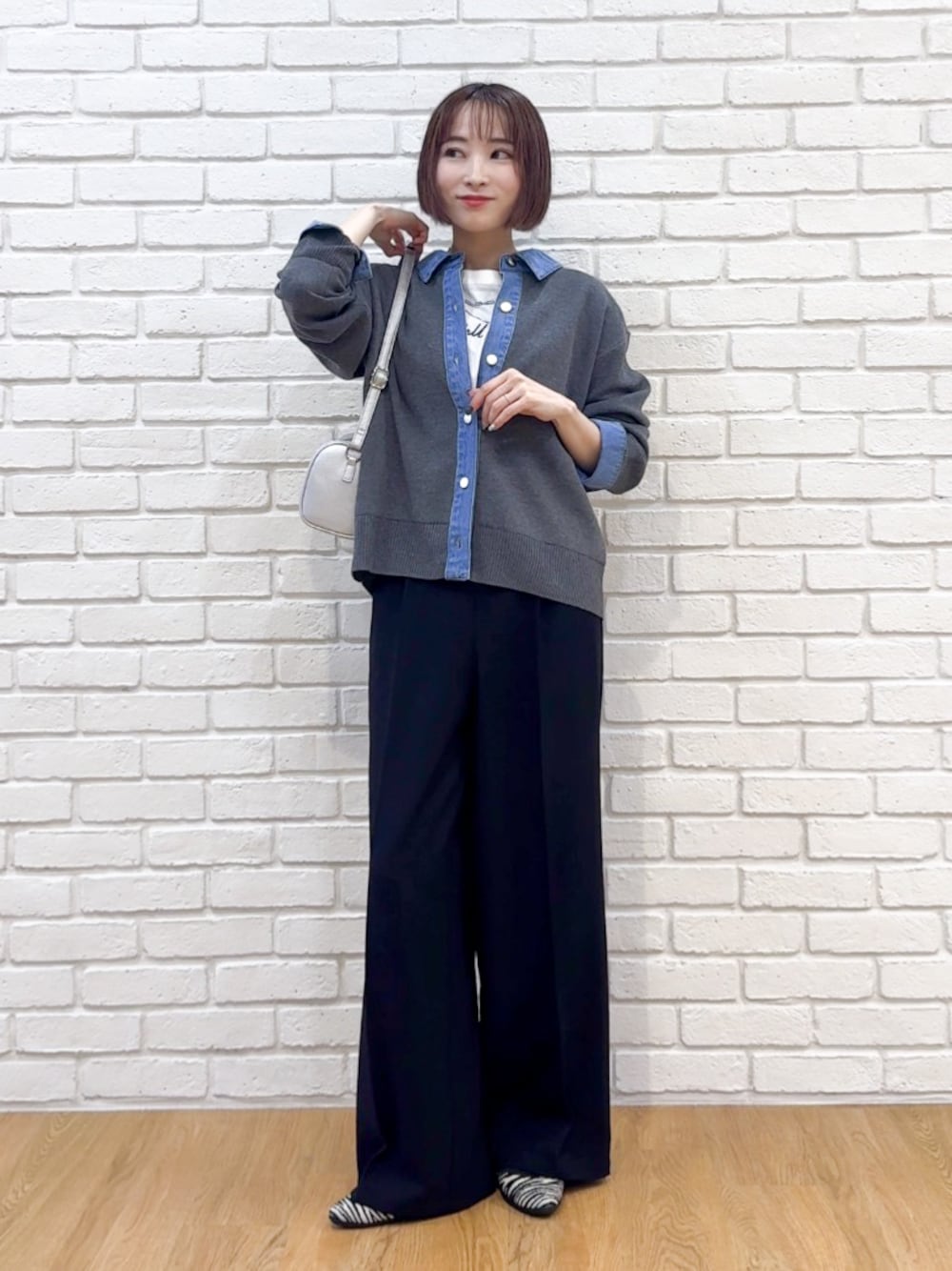 グレー系のカーディガン/ボレロ、ホワイト系のTシャツ/カットソー、ブラック系のその他パンツを着用したレディースの秋コーディネートの1枚目の写真