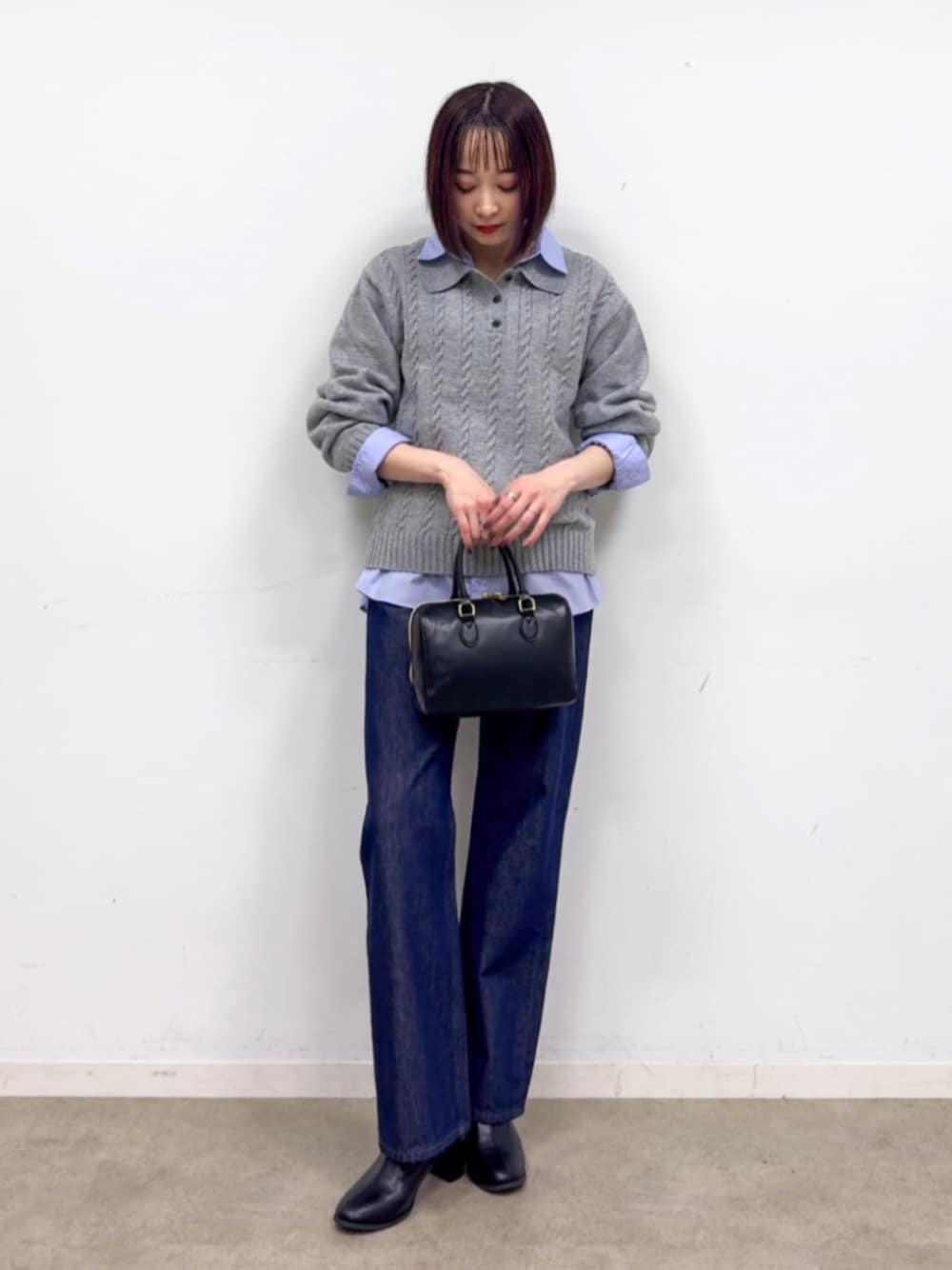 ブルー系のシャツ/ブラウス、ブラック系のショルダーバッグ、ブラック系のブーツを着用したレディースの冬コーディネートの1枚目の写真