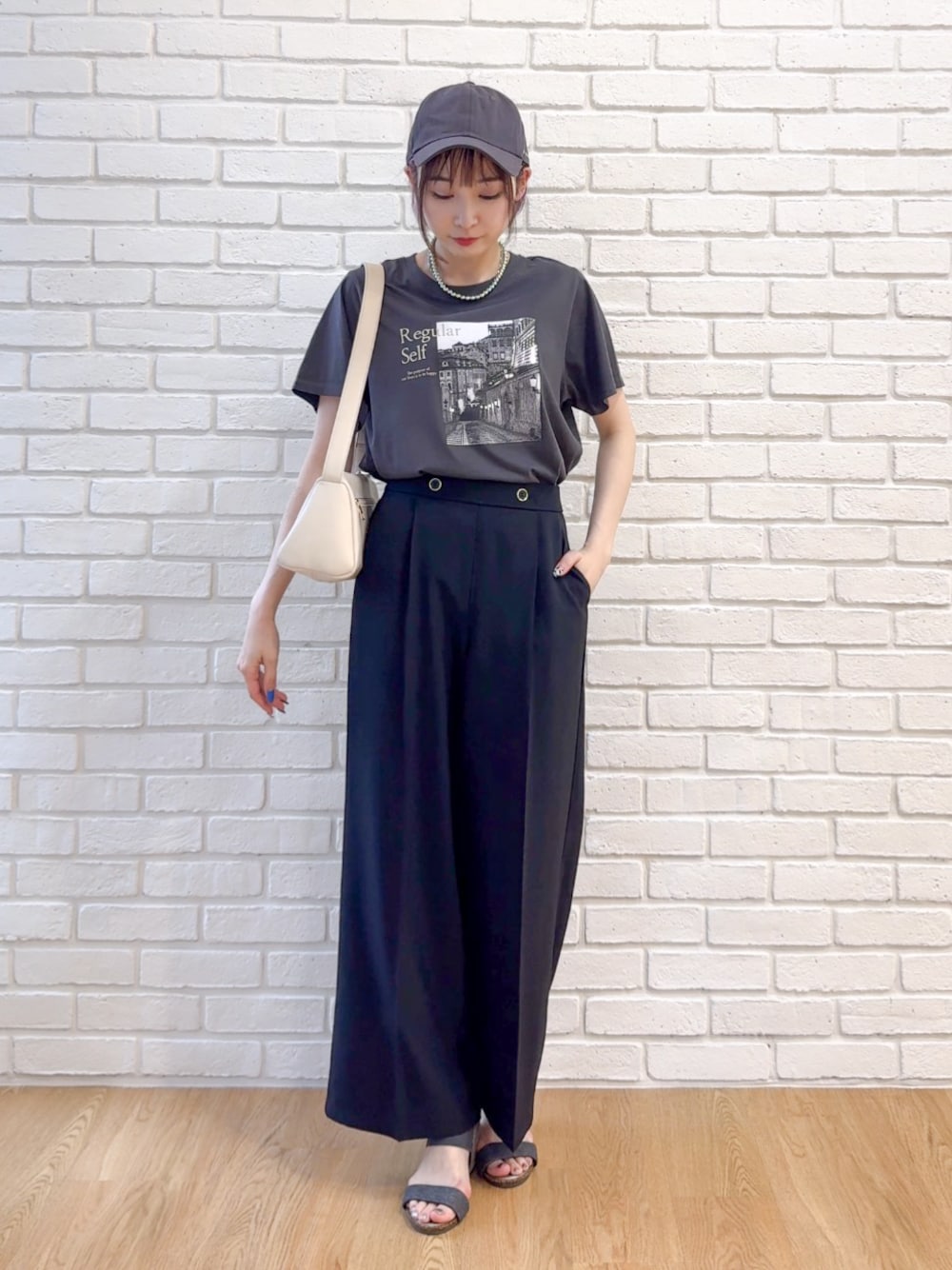 グレー系のTシャツ/カットソー、ブラック系のその他パンツ、ブラック系のサンダルを着用したレディースの夏コーディネートの1枚目の写真