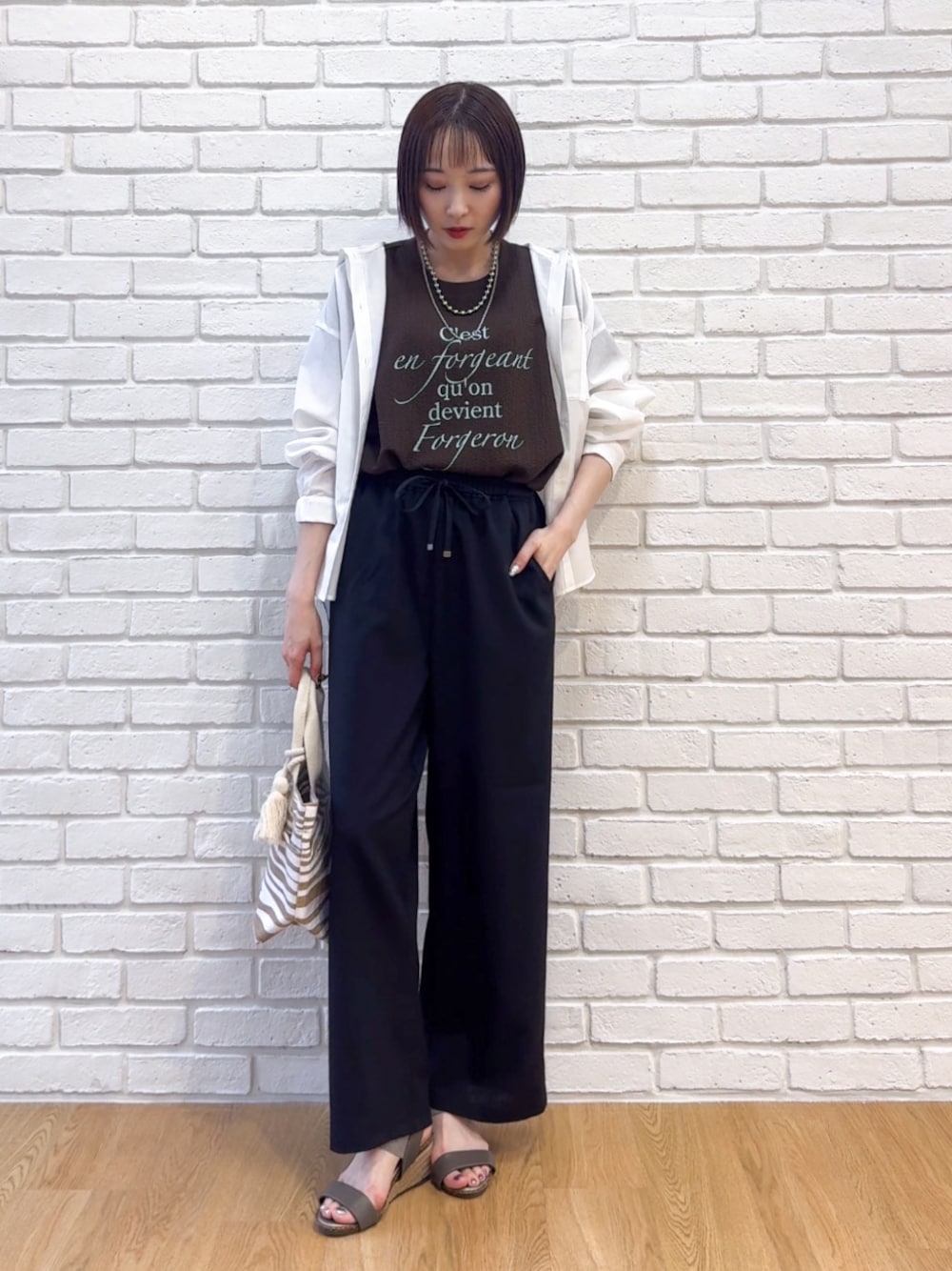ホワイト系のシャツ/ブラウス、ブラウン系のTシャツ/カットソー、ブラック系のその他パンツを着用したレディースの夏コーディネートの1枚目の写真