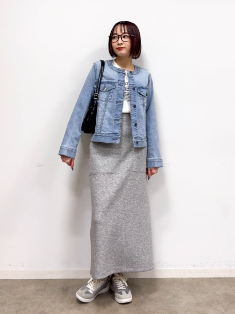 ホワイト系のTシャツ/カットソー、ブラック系のショルダーバッグ、シルバー系のスニーカーを着用したレディースの春コーディネートの1枚目の写真