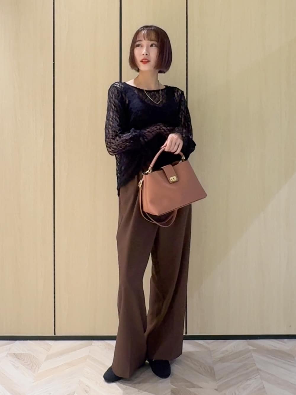 ブラック系のTシャツ/カットソー、ブラウン系のその他パンツ、ブラック系のその他シューズを着用したレディースの秋コーディネートの1枚目の写真