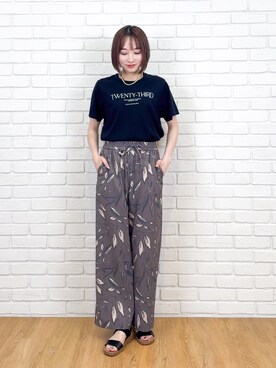 「SHOO・LA・RUE（シューラルー）の【綿100%/ひんやり/S-LL/洗濯機可】選べる5柄 大人のベーシックカラープリントTシャツ（Tシャツ/カットソー、ブラック系）」を使った、chikaさん（レディース・160cm）の夏コーディネート