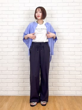 「SHOO・LA・RUE（シューラルー）の【ひんやり/洗濯機可/体型カバー】二の腕隠れる ゆるっと襟ギャザーレーヨンブラウス（シャツ/ブラウス、ブルー系）」を使った、chikaさん（レディース・160cm）の夏コーディネート