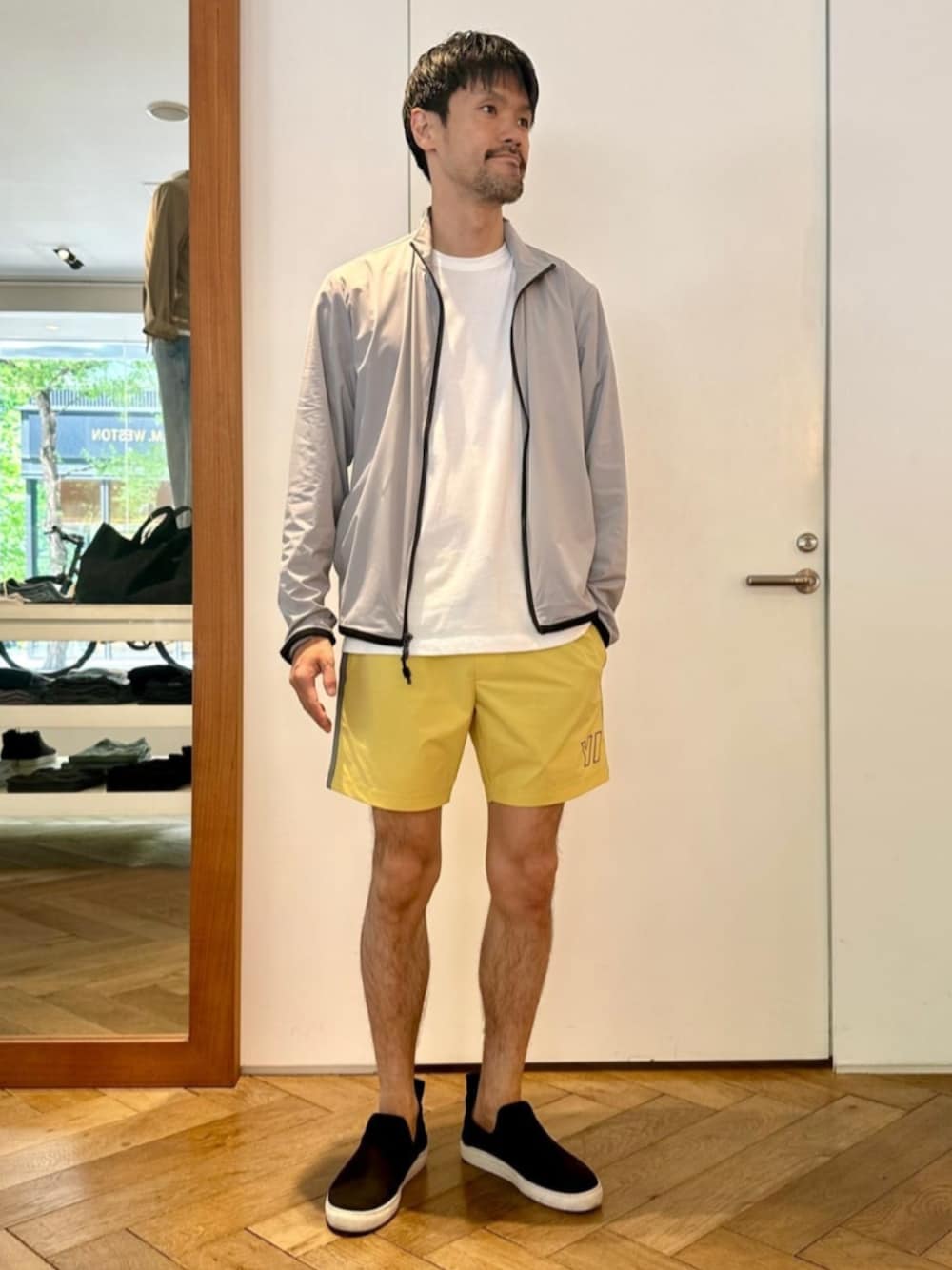 「TOMORROWLAND、トゥモローランド、JAMES PERSE、YOSEMITE、ブルゾン、ショートパンツ、ショーツ、スリッポン、スリッポンスニーカー、カジュアル」｜「JAMES PERSEのZUMA スキューバ スリッポンシューズ SMZU8174（スニーカー、ブラック系）」を使った、Wada_TOMORROWLANDさん（メンズ・174cm）の春コーディネートの1枚目の写真