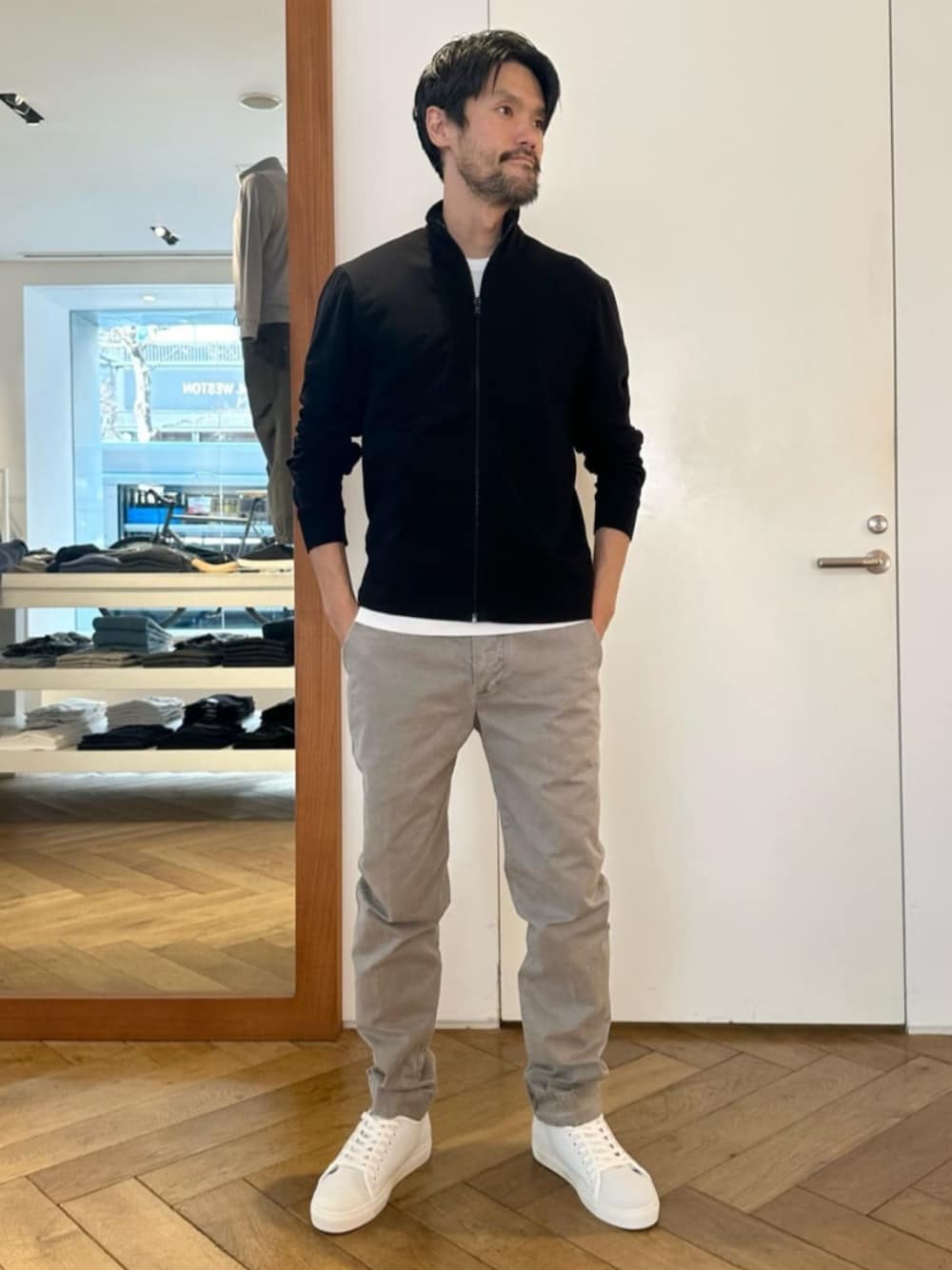 「TOMORROWLAND、トゥモローランド、JAMES PERSE、ブルゾン、ジップアップブルゾン、Tシャツ、デニム、グレーデニム、スニーカー、デイリーカジュアル、リラックススタイル」｜「JAMES PERSEのベーシッククルーネックTシャツ MLJ3311（Tシャツ/カットソー、ホワイト系）」を使った、Wada_TOMORROWLANDさん（メンズ・174cm）の冬コーディネートの1枚目の写真