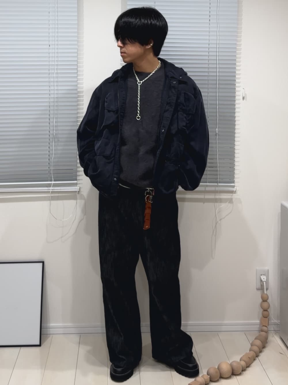 「LIDNMのXX SLUB BAGGY DENIM（デニムパンツ、ブラック系）」を使った、ひかるさん（メンズ・173cm）の秋コーディネートの1枚目の写真