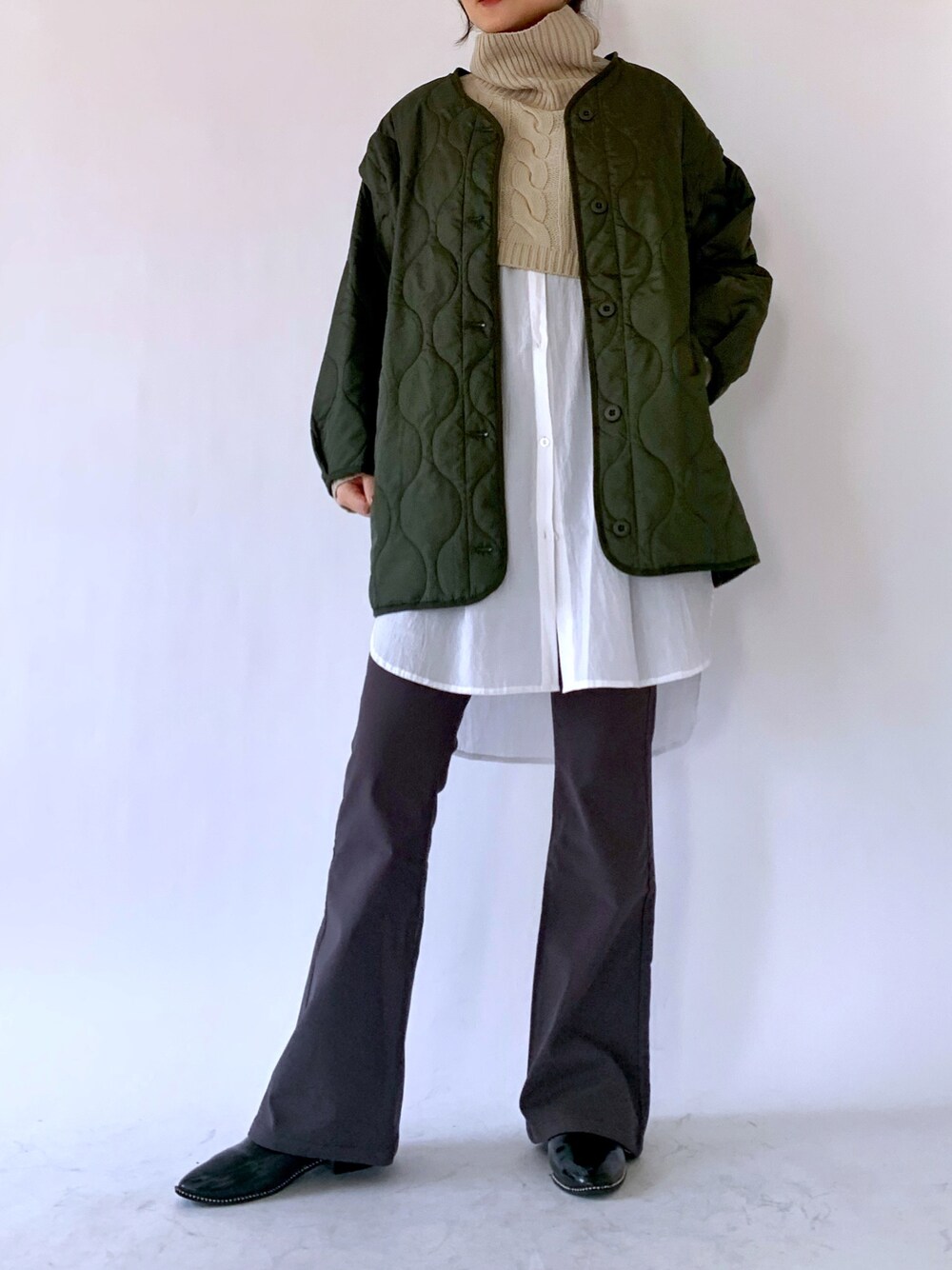 「福袋、福袋コーデ、キルティングジャケット、キルティング、キルティングブルゾン、キルティングベスト、ショートニット、ショート丈トップス、レイヤードスタイル、レイヤード、フレアパンツ、裏起毛パンツ、冬コーデ、オトナカジュアル、きれいめカジュアル」｜「zootieのももきもう 裏起毛フレアパンツ（その他パンツ、グレー系）」を使った、roiさん（骨格ウェーブ・レディース・162cm）の冬コーディネートの1枚目の写真
