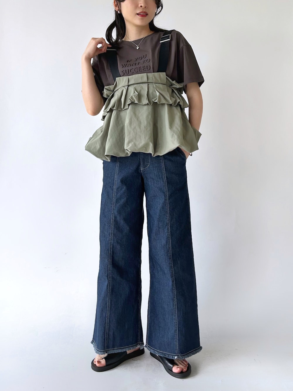 ブラック系のサンダル、ブルー系のデニムパンツ、グレー系のTシャツ/カットソーを着用したレディースの夏コーディネートの1枚目の写真