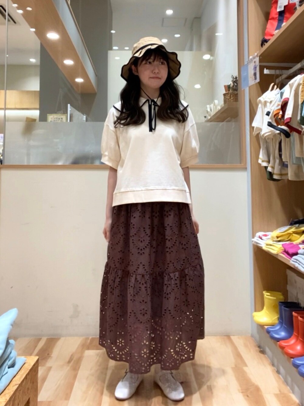 「休日コーデ、大人カジュアル、ootd、大人コーデ、スカート、Samansa Mos2、SM2、サマンサ モスモス(Samansa Mos2)、高身長女子、高身長コーデ」｜「Samansa Mos2の配色パイピングハーフジップカットソー（Tシャツ/カットソー、ホワイト系）」を使った、hitomiさん（レディース・169cm）の春コーディネートの1枚目の写真