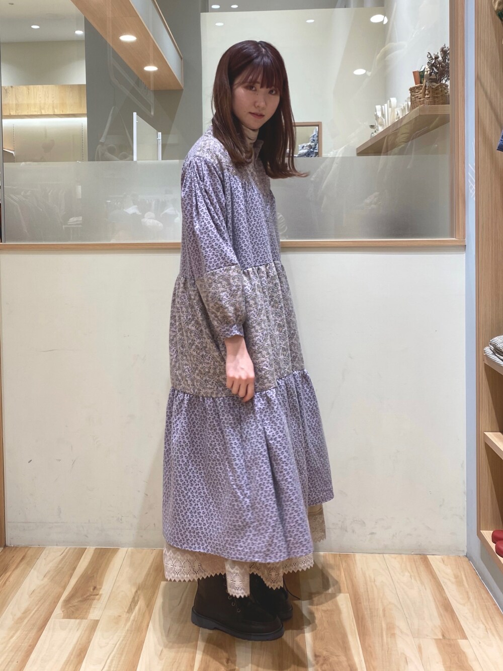 「オトナ女子、大人かわいい、秋冬コーデ、休日スタイル、楽チンコーデ、タートルネック、ブーツスタイル、高身長コーデ、秋服、SM2、サマンサ モスモス(Samansa Mos2)、Samansa Mos2、パープル、ワンピース」｜「Samansa Mos2の【保湿加工】ベア天竺無地タートルネックカットソー（Tシャツ/カットソー、ピンク系）」を使った、hitomiさん（レディース・169cm）の秋コーディネートの1枚目の写真