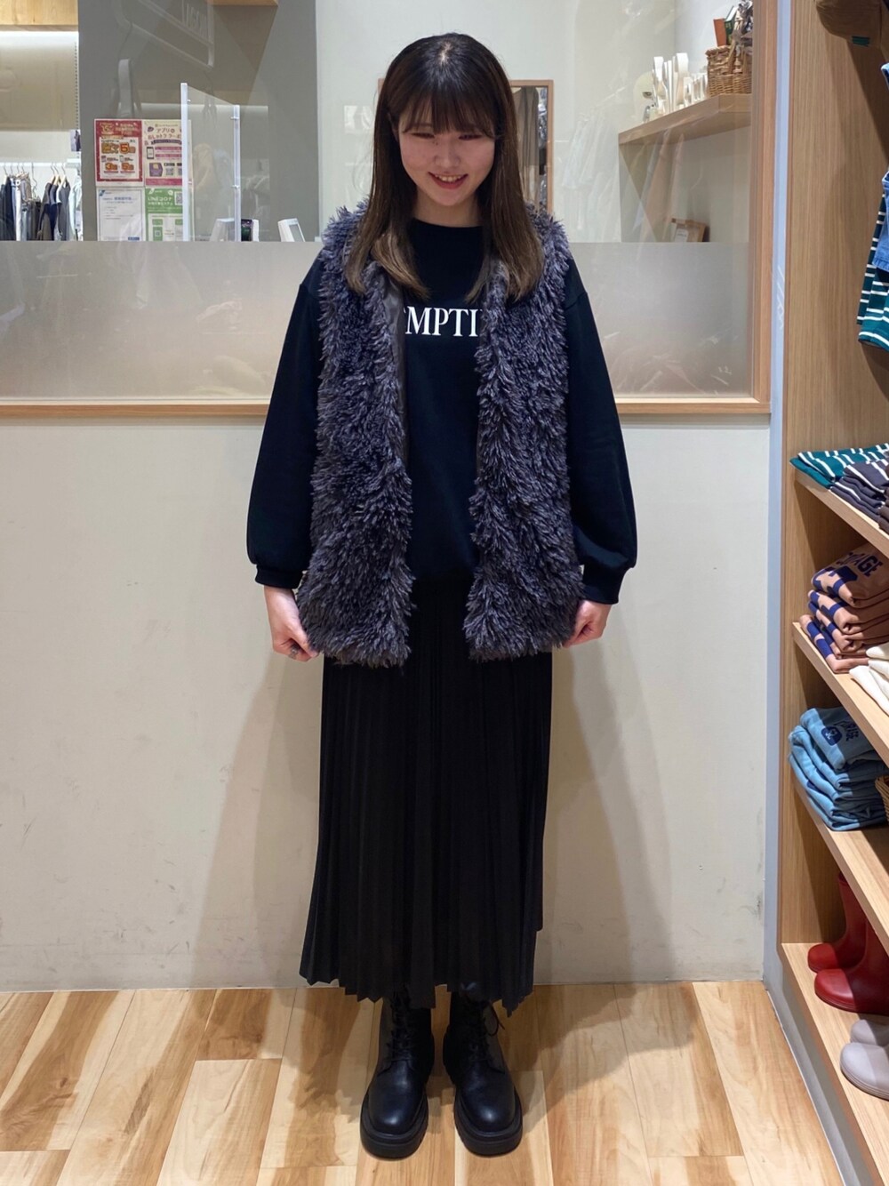 「秋のコーデ、オトナカジュアル、きれいめカジュアル、オトナカワイイ、大人コーデ、秋服コーデ、ファーベスト、秋冬コーデ、高身長女子、おしゃれさんと繋がりたい、ブーツ、SM2、SM2 blue、Samansa Mos2 blue」｜「Samansa Mos2 blueのボリュームソールレースアップブーツ（ドレスシューズ、ブラック系）」を使った、hitomiさん（レディース・169cm）の秋コーディネートの1枚目の写真
