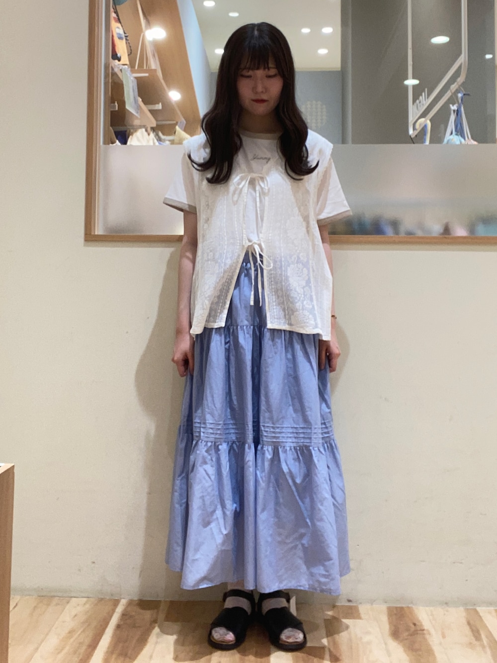 「夏コーデ、休日コーデ、カジュアルコーデ、オトナ女子、スカート、オトナカジュアル、SM2、サマンサ モスモス(Samansa Mos2)、Samansa Mos2、高身長女子、高身長コーデ」｜「Samansa Mos2のティアードスカート（スカート、ブルー系）」を使った、hitomiさん（レディース・169cm）の春コーディネートの1枚目の写真