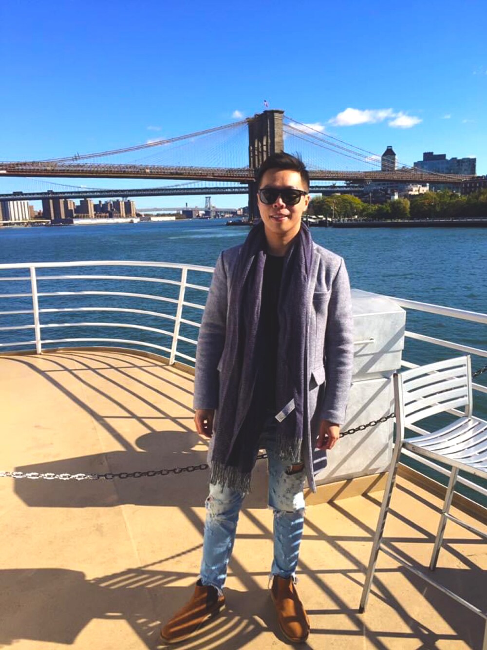 「NEW YORK」｜「GLOBAL WORKのアイテム（ダッフルコート、ブルー系）」を使った、stanleyjuanさん（メンズ・174cm）の秋コーディネートの1枚目の写真
