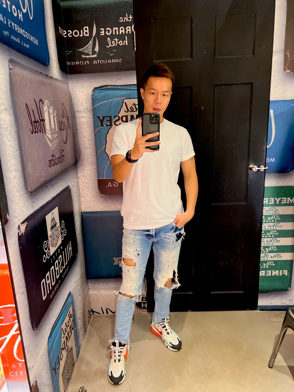 「NIKEのアイテム（スニーカー、ホワイト系）」を使った、stanleyjuanさん（メンズ・174cm）の秋コーディネートの1枚目の写真